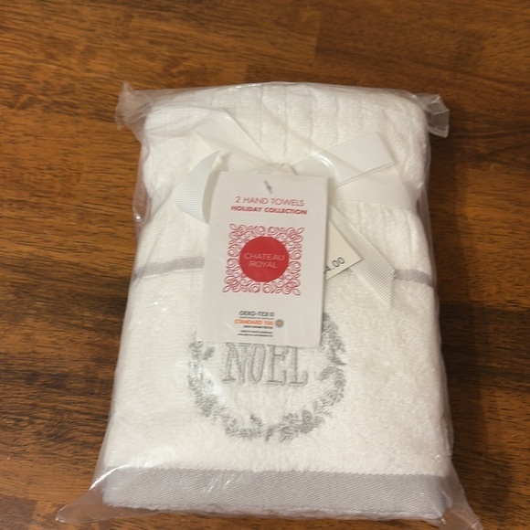 NWT Caro Home Chateau Royal NOEL & PEACE DOVE Hand Towel Set White/Silver - Picture 8 of 9